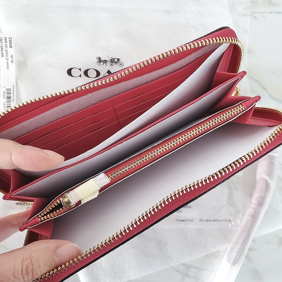 SOLD ⭐️ Pink Coach Horse & Carriage Zip Around Wallet - Picture 4 of 9